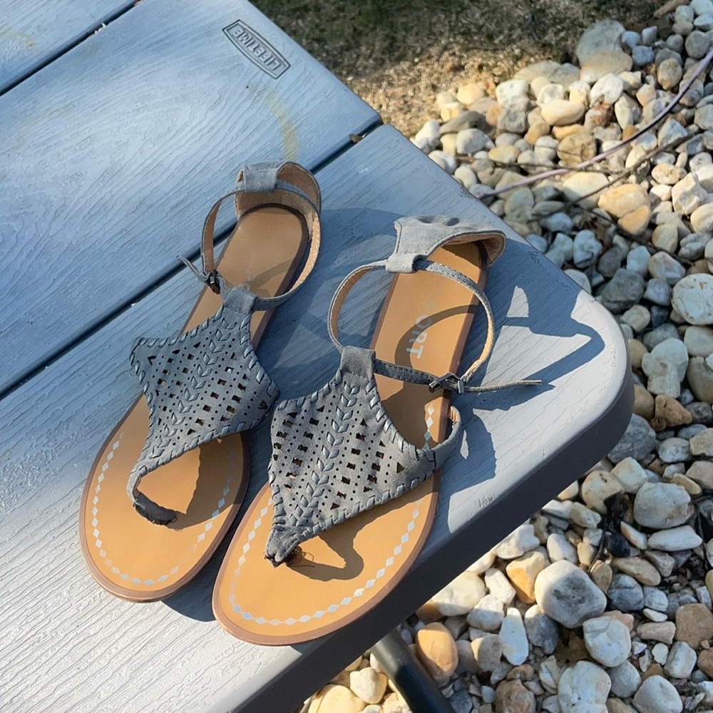 Report sandals. Grey color. Size 7.5